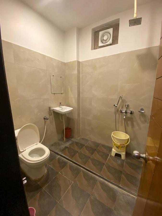Hotel Raghupati Ayodhya Bagian luar foto