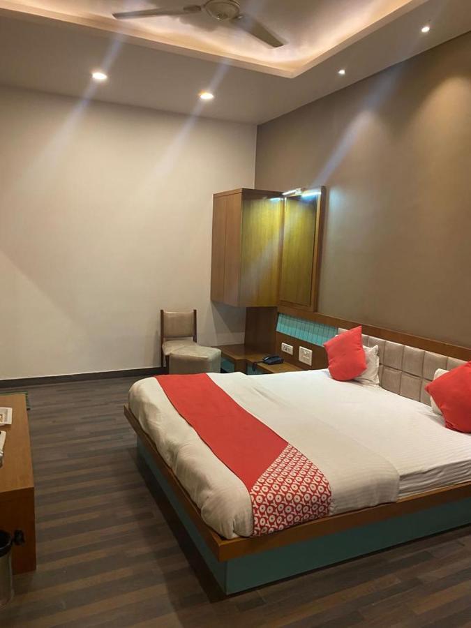 Hotel Raghupati Ayodhya Bagian luar foto