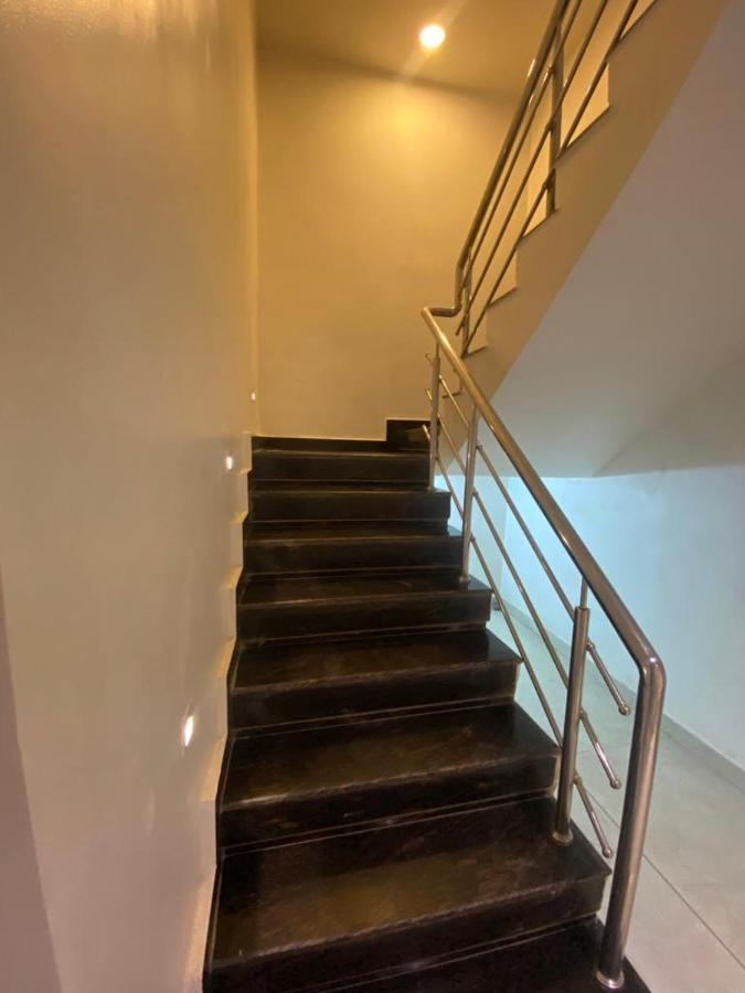 Hotel Raghupati Ayodhya Bagian luar foto