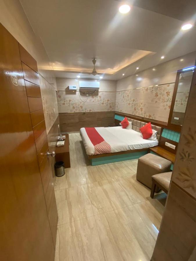 Hotel Raghupati Ayodhya Bagian luar foto