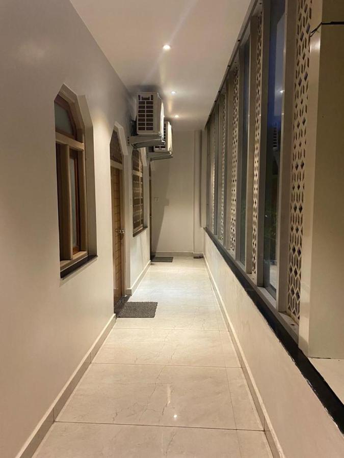 Hotel Raghupati Ayodhya Bagian luar foto